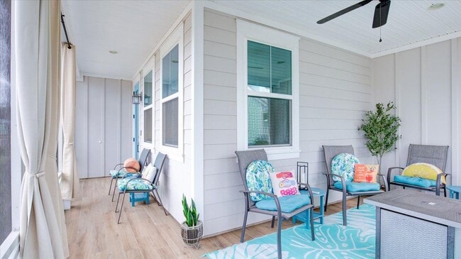 Foto del edificio - 125 Parrot Ave