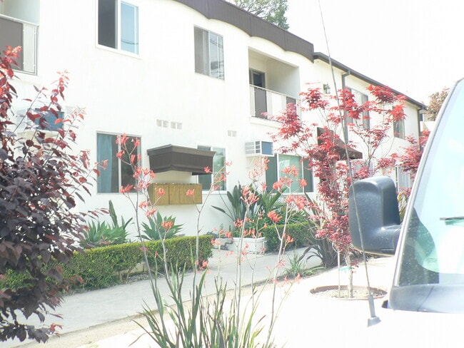 Frente del edificio - 12160 Montana Ave