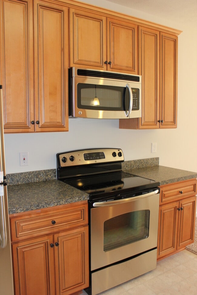 Building Photo - Two Master Suite Apartment Townhouse