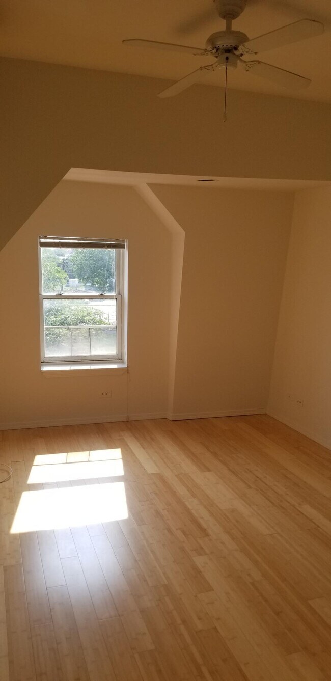 Foto del edificio - 3310 S Indiana Ave