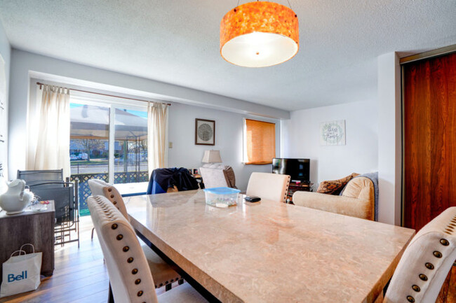 Photo du bâtiment - Great 3 Bdrm Townhome in Pond Mills for Re...