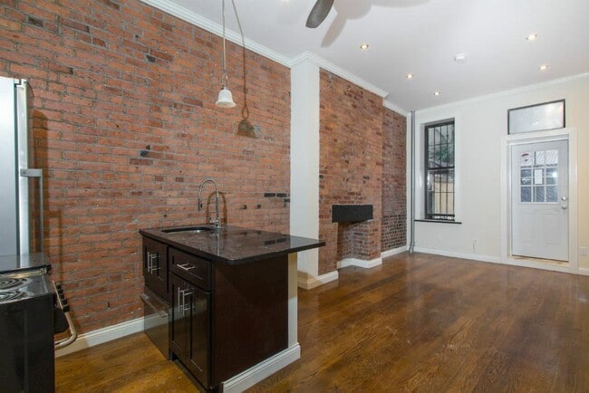 Foto del edificio - 279 E 10th St