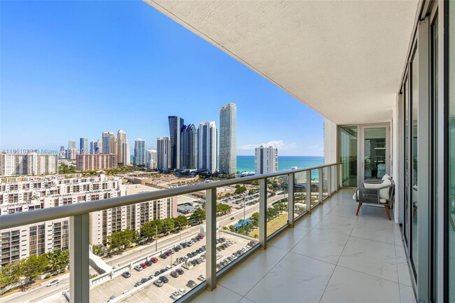 Foto del edificio - 300 Sunny Isles Blvd