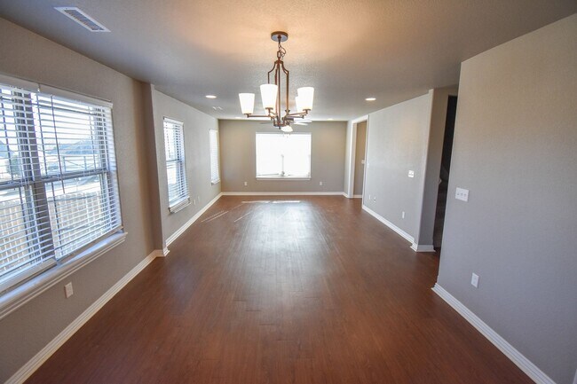Building Photo - 3 Bedroom 2.5 Bathroom Home in Fayettevill...