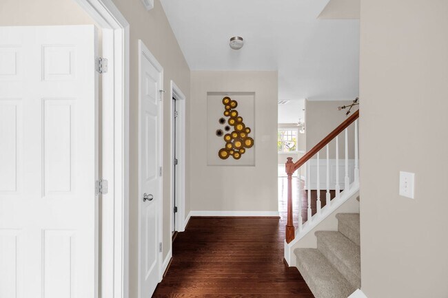 Building Photo - Beautiful Maintanance-Free 3 bedrooms 3 FU...