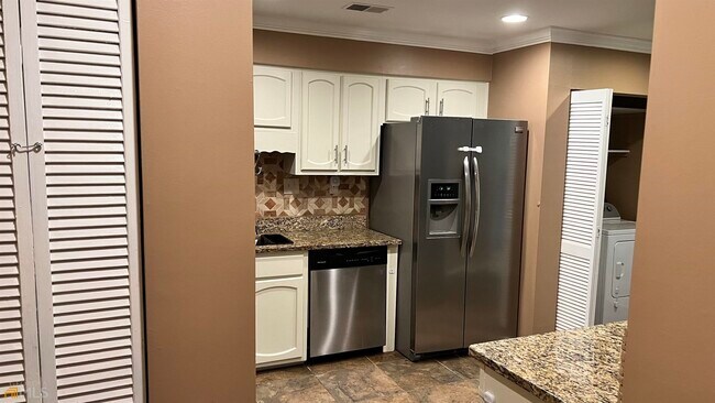 Foto del edificio - 198 Peachtree Hollow Ct NE