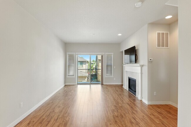 Foto del edificio - Beautiful 2-Bedroom, 2.5-Bath Townhome wit...