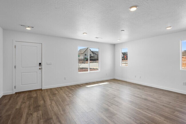 Foto del edificio - MOVE IN READY! 3 Bedroom townhome in long valley!