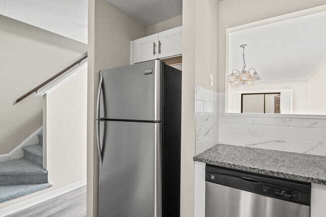 Foto del edificio - Delightful Two bedroom townhouse available NOW
