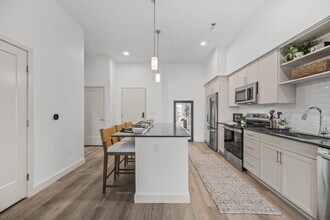 Building Photo - Lore