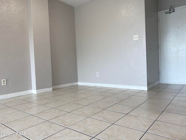 Building Photo - 732 N Halifax Ave