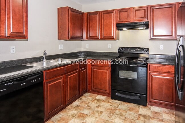 Building Photo - Perfect 3BR 2.5 BA Located Near All Necess...