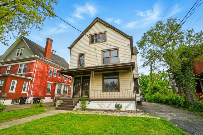Building Photo - 1840 Brewster Ave