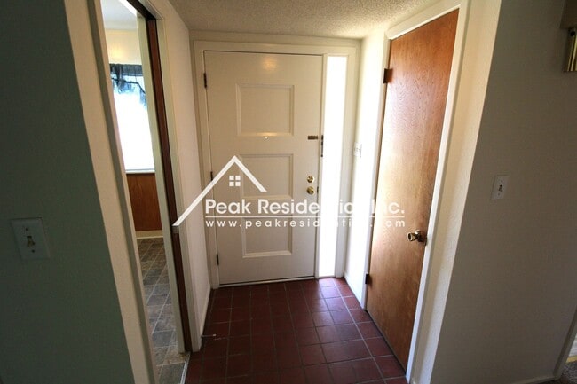 Building Photo - A Very Nice 2bd/2ba Duplex with Workshop R...