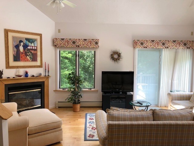 Building Photo - 2 N Peak Village