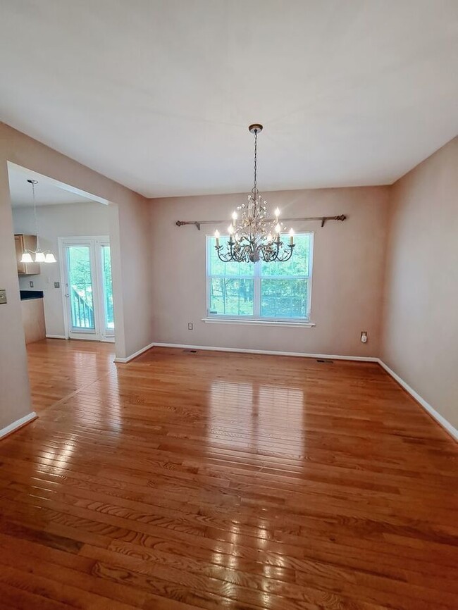 Building Photo - Lovely 3/Bedroom, 3 Bath SFH, Hardwood Flo...