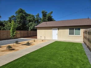 Building Photo - 917 E Tulare Ave