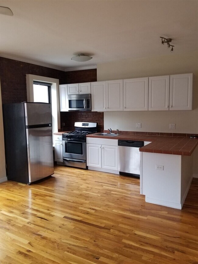 Building Photo - 437 Jersey Ave