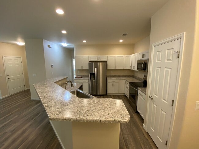 Building Photo - 3 Bedroom 2 Bath Single story end unit.