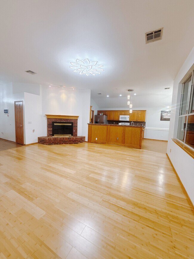 Foto del edificio - 14001 Land Run Rd