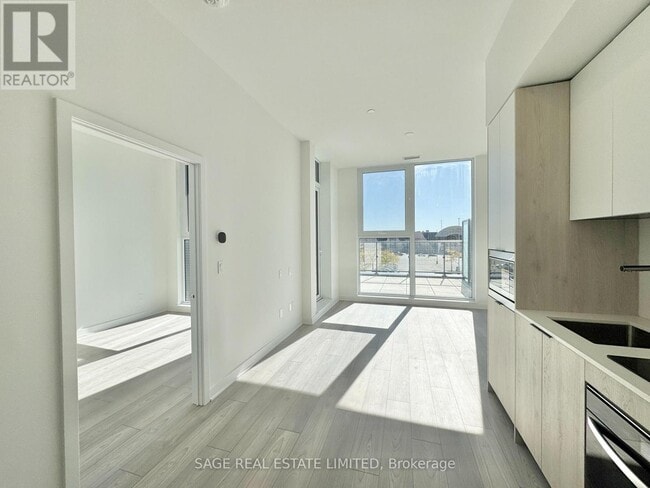 Building Photo - 1007 The Queensway