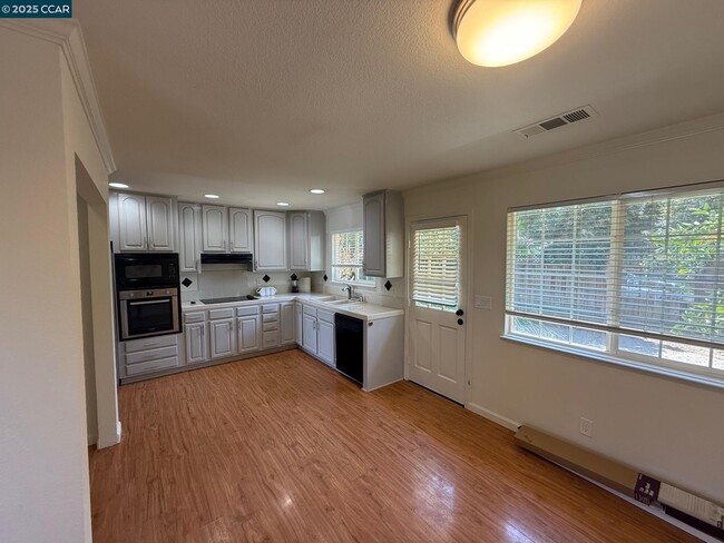 Building Photo - 1049 Miranda Way