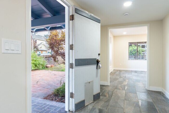 Foto del edificio - Thoughtfully Updated 2 bedroom Home in Pacific Grove
