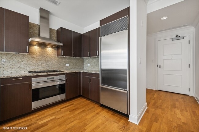 Building Photo - 10 E Delaware Pl