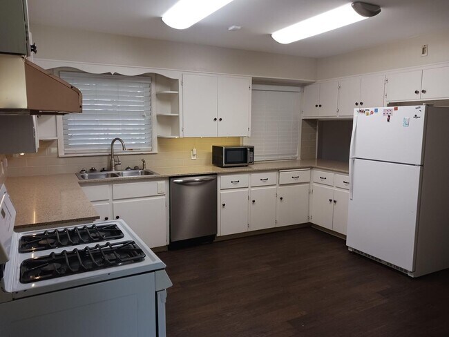 Foto del edificio - Spacious 3-Bedroom House, your next dream ...