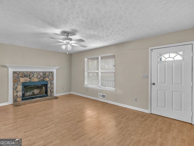 Building Photo - 460 Willow Ln