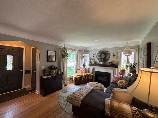 Building Photo - Charming 3 BR/3 BA 1.5 story Home in a Gre...