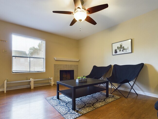 Foto del edificio - 904 University Oaks Blvd