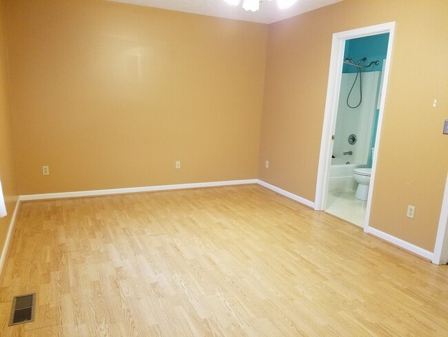 Building Photo - Cute 3 Bedroom, 2 bath house! Large Fenced...