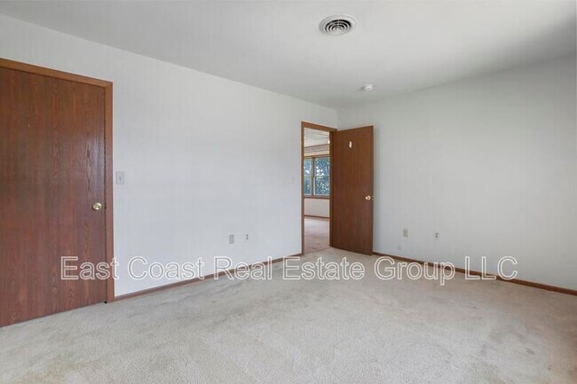 Foto del edificio - 230 Wakefield Rd