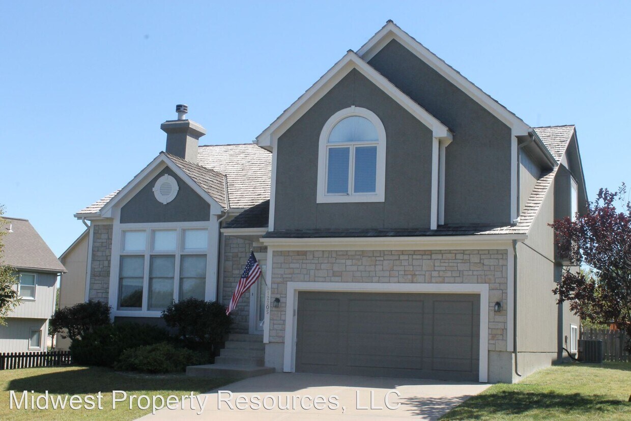 4 br, 3 bath House 12205 Craig St. House for Rent in Overland Park