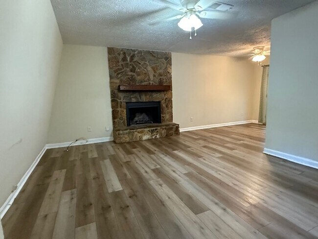 Building Photo - Rustwood