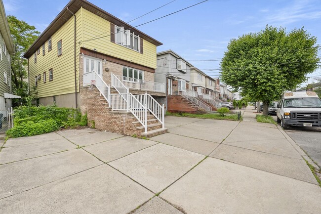 Building Photo - 51 Isabella Ave