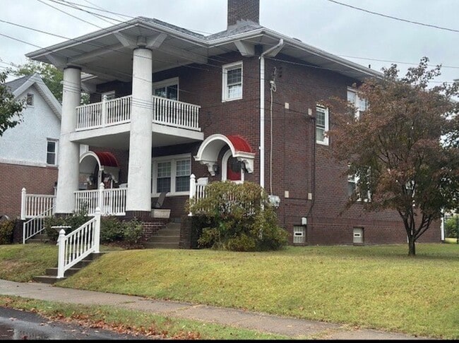 Building Photo - 211 Woodlawn Ave