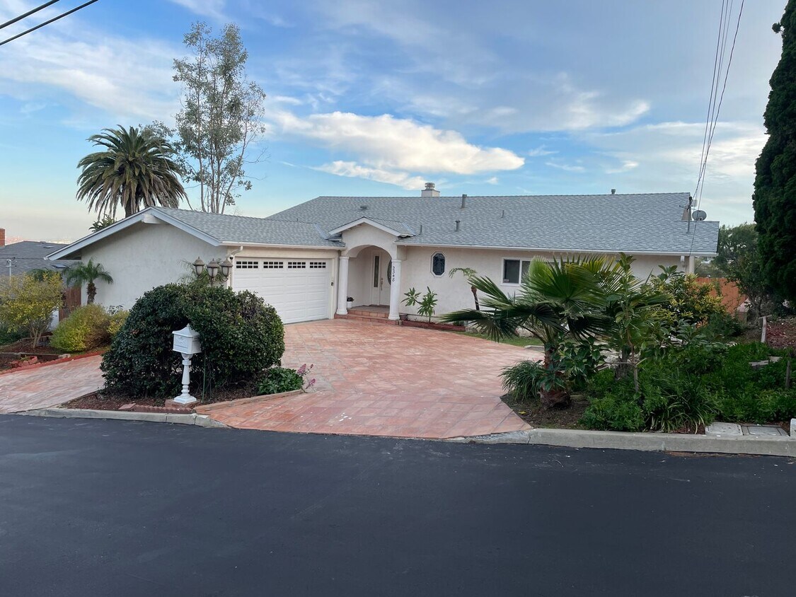 Foto principal - Tranquil Home in the Hills of Rancho Palos...