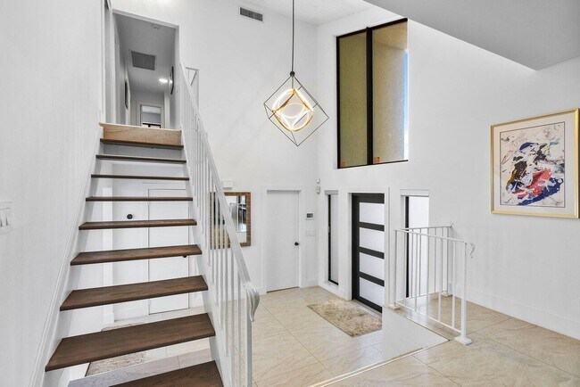 Building Photo - 932 SW 33rd Pl