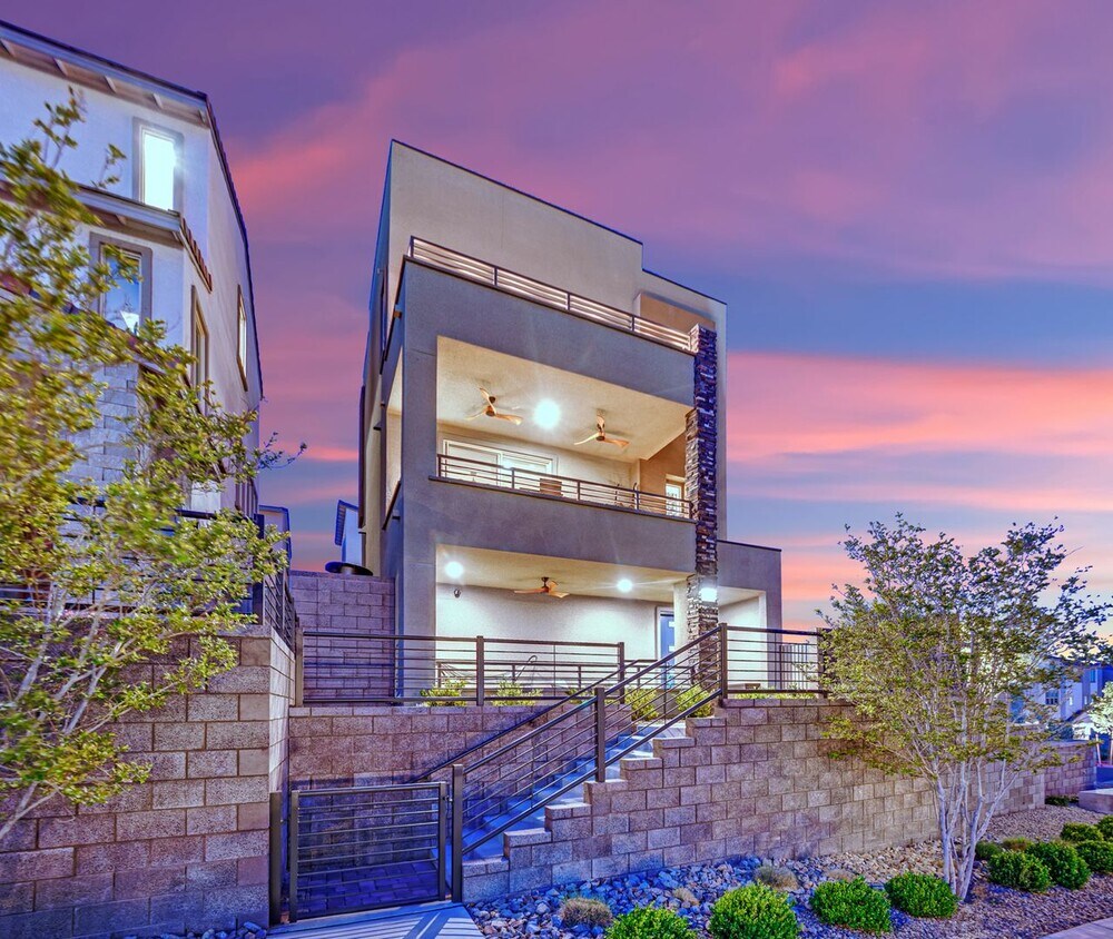 Foto principal - Newer West Summerlin Home With Pool, Spa a...