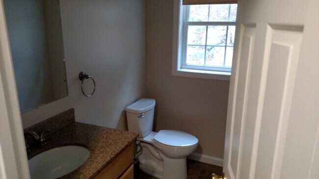 medio baño en el primer piso - 780 Bedford Rd