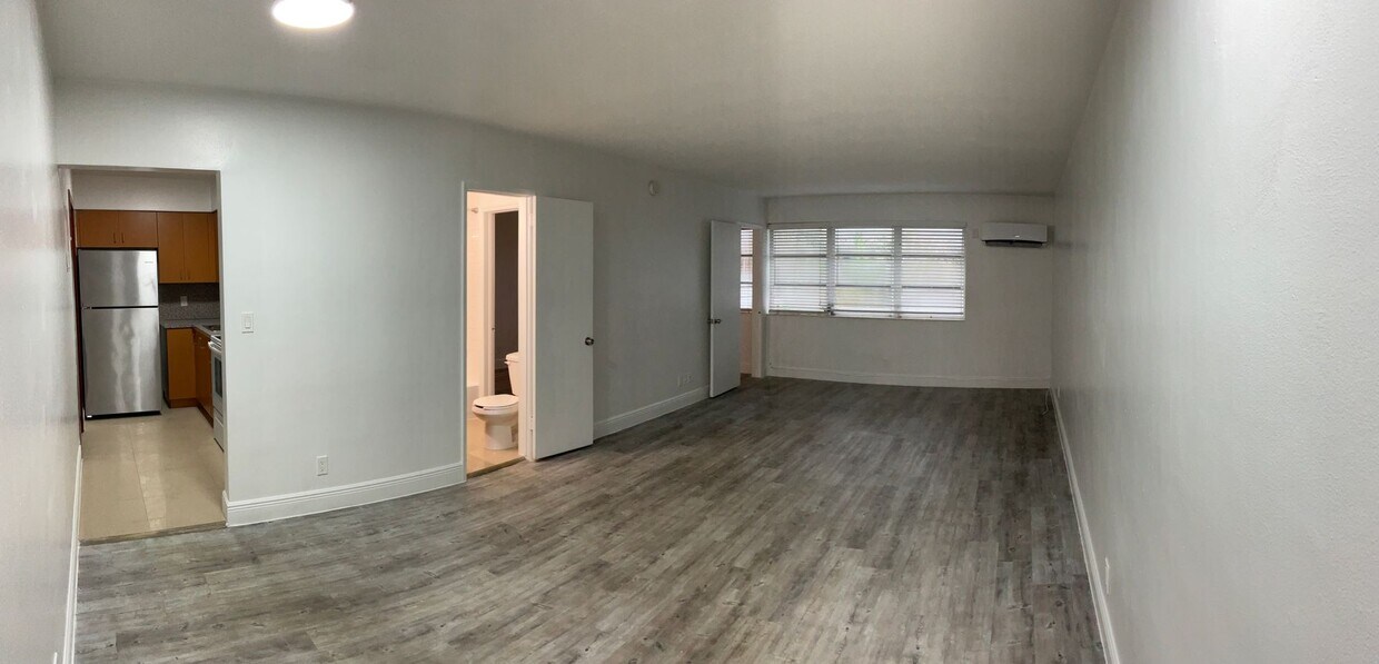 Foto principal - Up to 2 Months Free! Spacious 1/1 in Central Location!