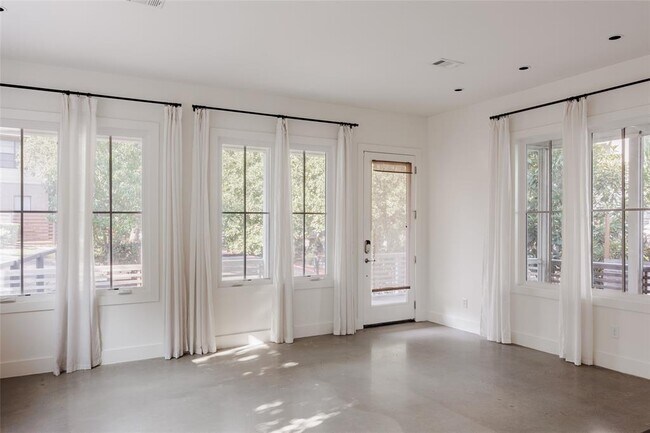 Building Photo - 708 Cardinal Ln