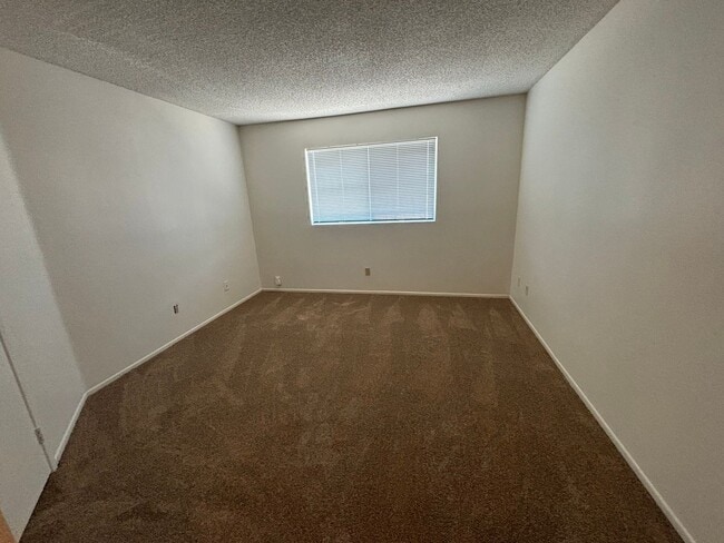 Building Photo - Modern and Spacious 3-Bedroom Townhome in ...