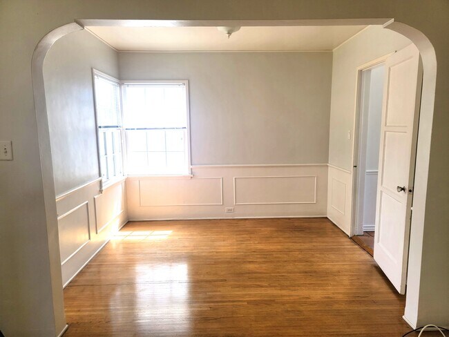 Dining area - 3831 Midway Ave