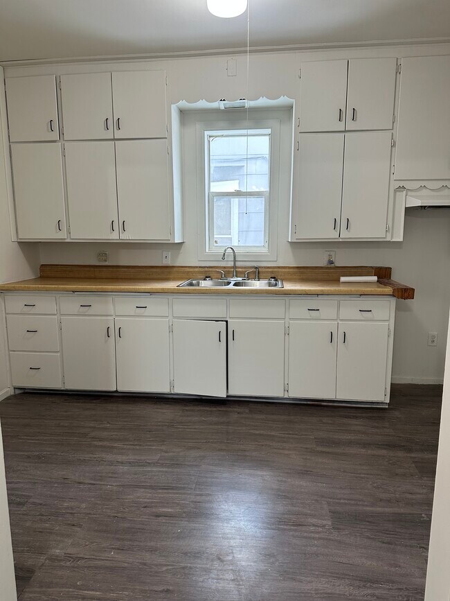 Building Photo - 730 Thomas Ave