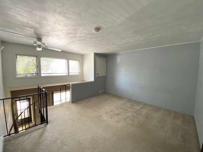 Building Photo - Beautiful 1 bed 1 1/2 bath condo