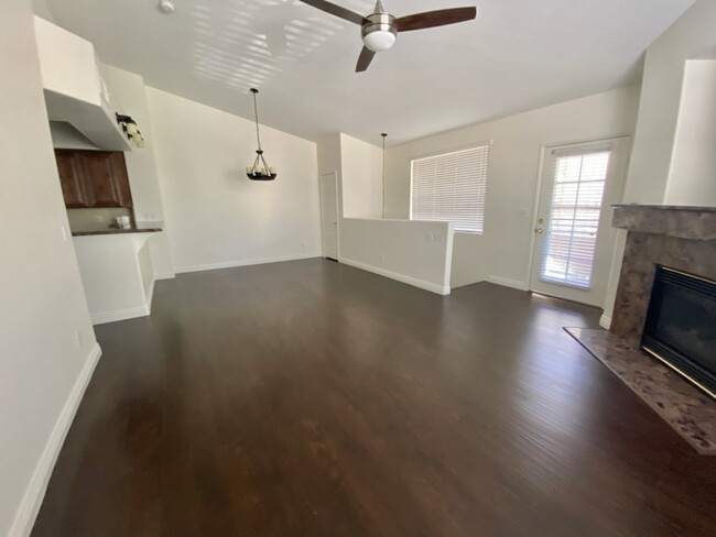 Sala de estar/comedor - 9901 Trailwood Dr