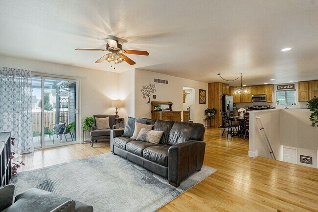 Foto del edificio - Gorgeous 6 Bedroom/3.5 Bathroom Home!